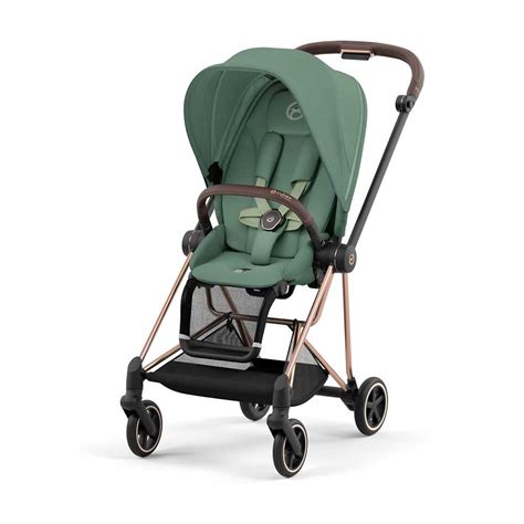Passeggino Cybex Mios in un contesto urbano moderno con grattacieli