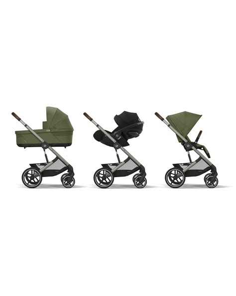 Passeggino Cybex Balios S Lux in un ambiente urbano verde