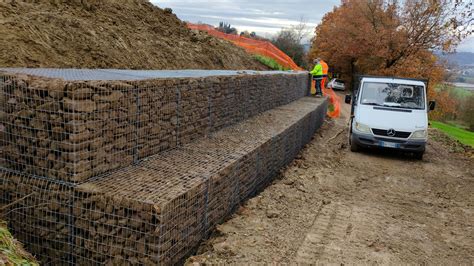 Schema di diverse tecniche storiche di opere di contenimento per frane in Umbria