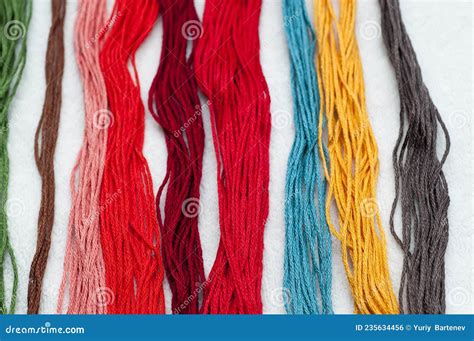 Vari tipi di fili da ricamo e i loro colori