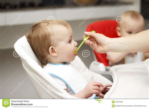 Bambino che mangia porridge