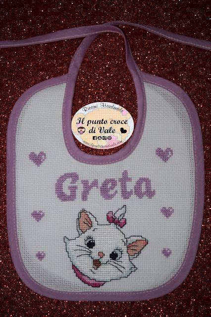 esempio di un bavaglino ricamato con un personaggio singolo di Minou e un nome personalizzato