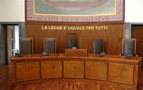 immagine di un tribunale italiano simbolo di giustizia e legalità