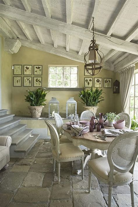Interno di una casa provenzale ristrutturata
