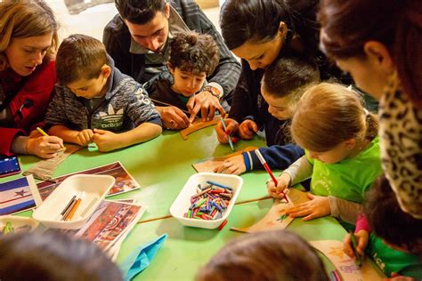 genitori con bambino che interagiscono in un ambiente accogliente a Venezia