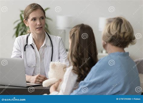 Medici in camice bianco durante una consultazione