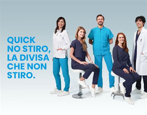 Infermiere con divisa bianca e divisa a colori pastello