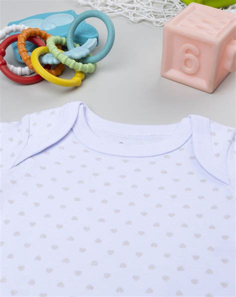 Neonata in body bianco con accessori colorati