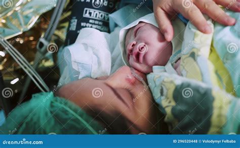 Immagine di una madre che fa skin-to-skin con il neonato subito dopo il cesareo