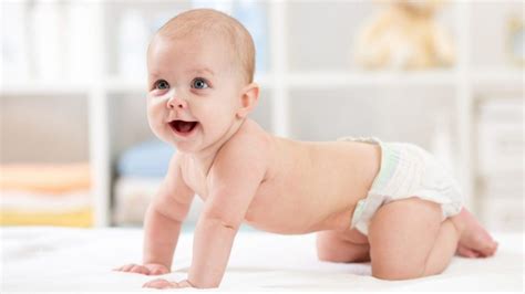 Dettaglio di un neonato che inizia la fase di gattonamento su una superficie stabile e confortevole