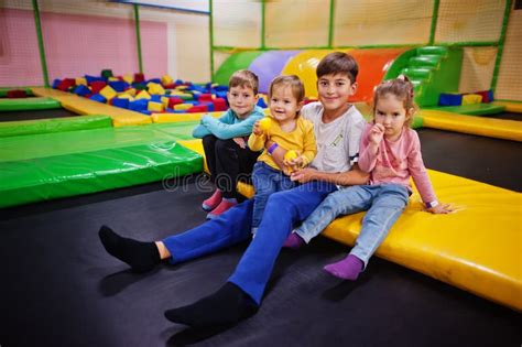 Bambini che giocano in un'area interna di un centro commerciale