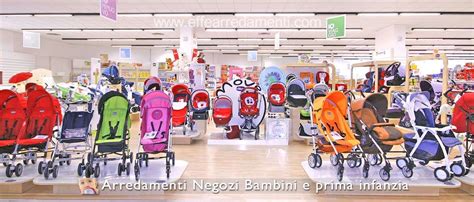 Interno di un negozio specializzato in prodotti per bambini, con passeggini e seggiolini in esposizione