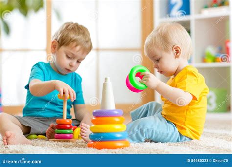 Bambini che giocano insieme con giochi colorati