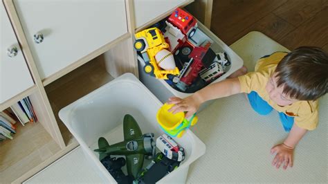 Bambino che allinea giocattoli