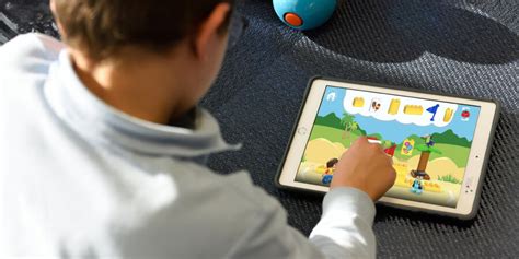 Bambino che utilizza un tablet per un gioco educativo