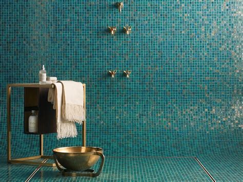 Mosaico grigio Bisazza in un ambiente bagno contemporaneo