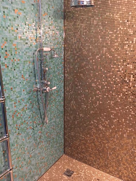 Schema progettuale di una doccia con rivestimento in mosaico grigio