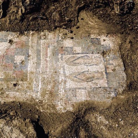 Esempio di parete curva in mosaico inserita in un contesto storico