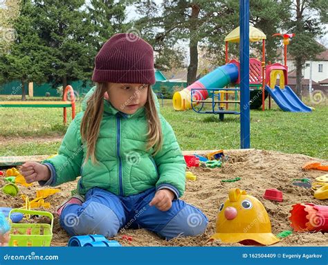 bambina che gioca al parco con abbigliamento comodo e colorato
