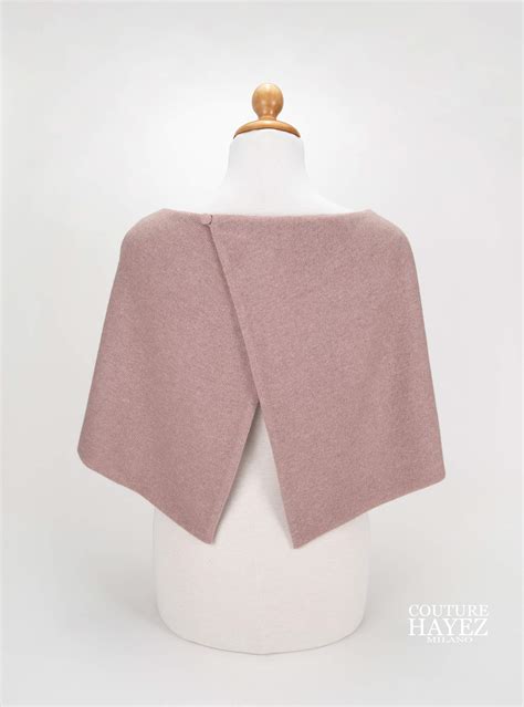 esempio di una mantellina artigianale color pastello