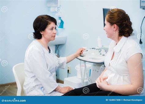 Donne incinte che discutono con un medico