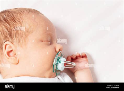 Naso di un neonato in primo piano
