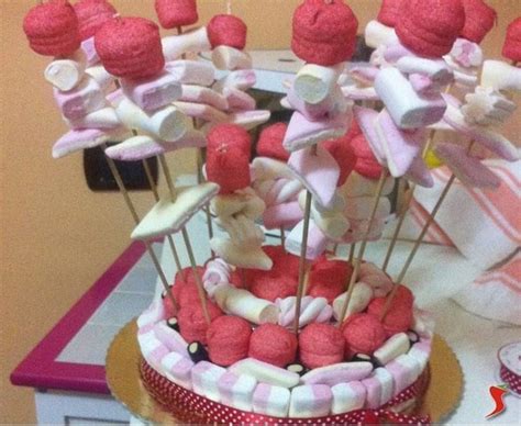Torta colorata decorata con marshmallow e caramelle gommose a tema infantile