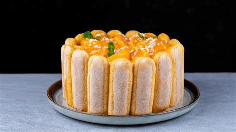 Schema illustrativo per montare una torta a più piani con savoiardi laterali