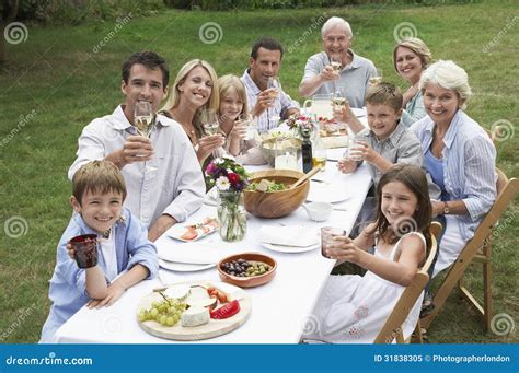 famiglia che pranza serenamente in un ristorante accogliente