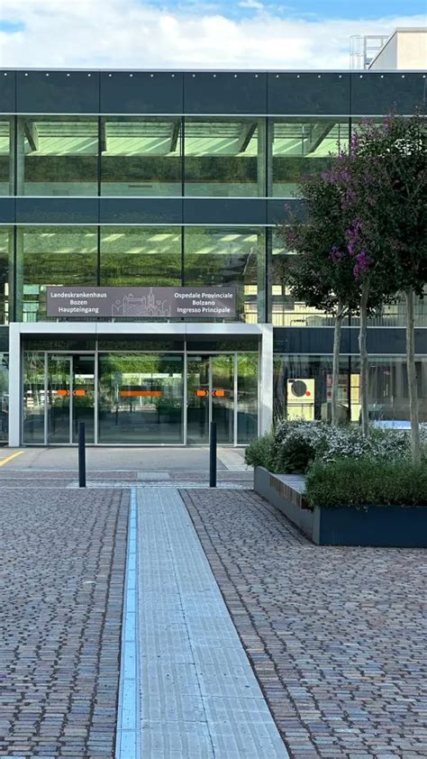Edificio moderno di un ospedale con ingresso principale