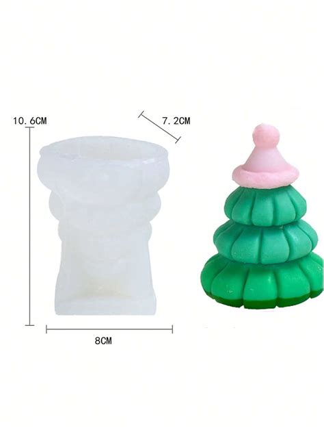 set di stampi in silicone a forma di tutina da neonato poggiati su un tavolo da lavoro creativo