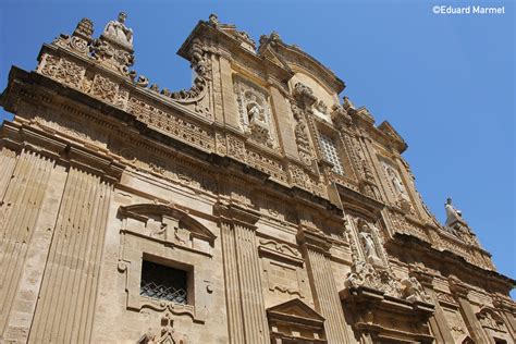 dettaglio architettonico delle torri e del carparo giallastro del castello