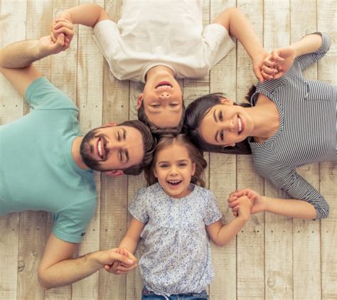 Famiglia felice con bambino piccolo e ambiente domestico pulito