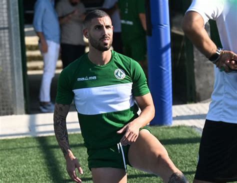 Gennaro Tutino che indossa la maglia dell'Avellino