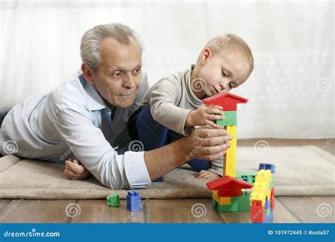 Nonno che gioca con il nipote