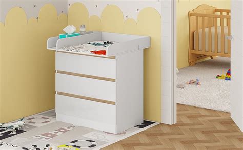 Piano fasciatoio rimovibile posizionato su una cassettiera