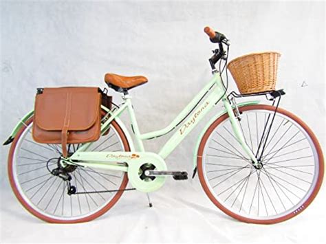 Donna che pedala in città con una city bike confortevole