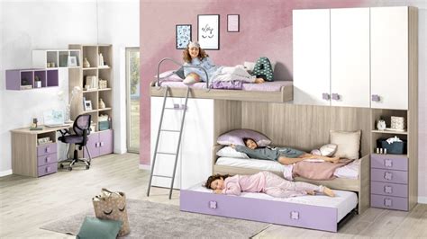 Bambini che giocano su un letto a castello