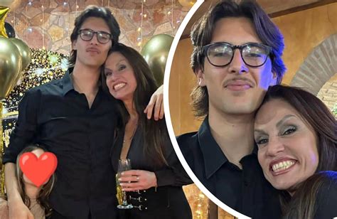 Ritratto fotografico di Annalisa Minetti che riflette sulla sua esperienza di vita e la lotta contro le malattie degenerative