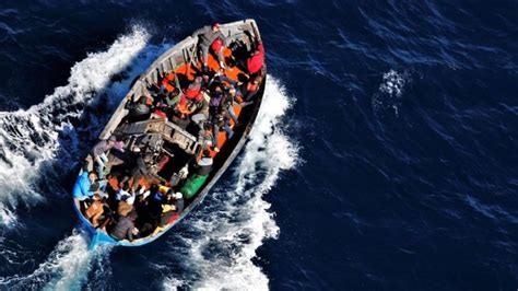Soccorso di un barcone di migranti nel Mar Mediterraneo