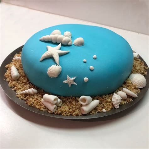 Torta a tema avventura marina con decorazioni in pasta di zucchero