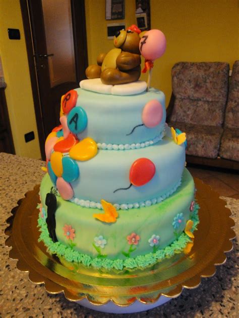 Torta a piani decorata con palloncini in pasta di zucchero