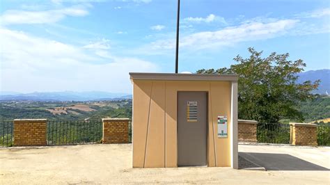Illustrazione di un bagno pubblico autopulente in funzione