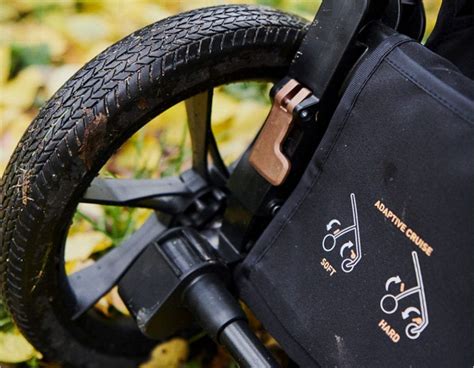 dettaglio tecnico delle ruote ammortizzate su un passeggino multiterreno