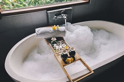 Vasca da bagno con giocattoli e schiuma