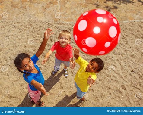 Bambini che giocano con una palla