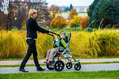bambino in passeggino con corretta postura