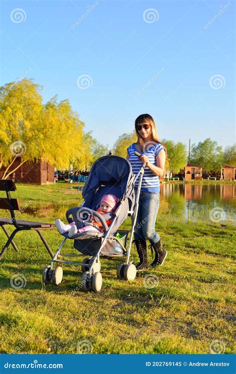 bambino che esplora l'ambiente vicino al passeggino
