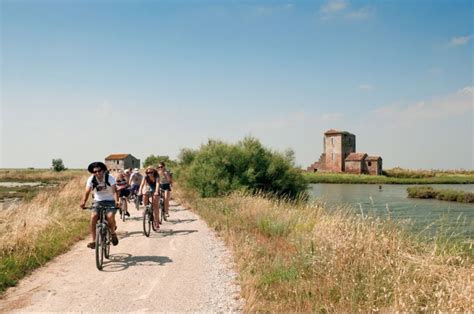 paesaggio naturale veneto con bambini in bicicletta