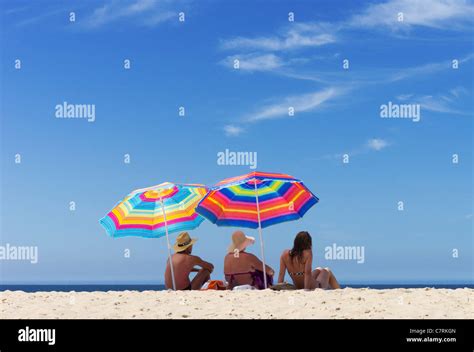 Famiglia con neonato sotto l'ombrellone in spiaggia